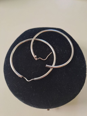Steel hoop earrings like new, 4.5cm diameter, silver color