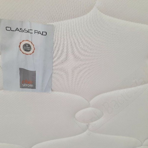 Baby cot preteen bed like new with Chic Strom mattress