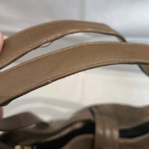 Brown large leather shoulder bag like new with zipper and gold details