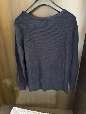 Only blue pullover used, size S