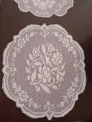 Комплект от две ръчно изработени салфетки, кръгли 50x50см и 40x30см
