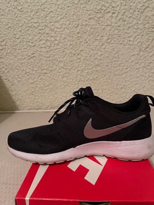 Nike Rosherun αθλητικά μεταχειρισμένα, μέγεθος 41, μαύρα