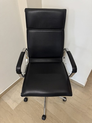 Woodwell Office Chair Synthetic Leather like new, black