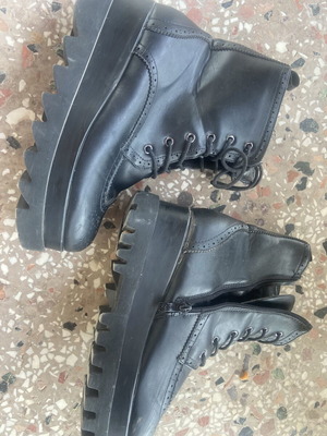 Migato black ankle boots size 39 like new with brogue details