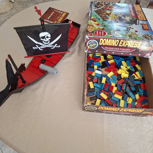 Domino Express Pirate Ship game like new with 250 dominoes
