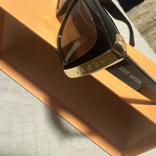 Louis Vuitton cat eye sunglasses like new, black