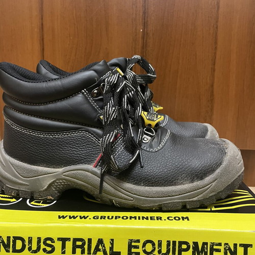 Miner steel toe shoes size 40, black