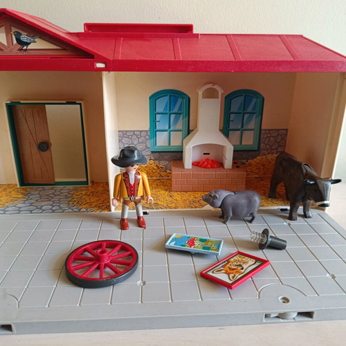 Playmobil suitcase used with missing parts