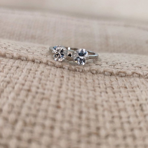 Faux diamond bow ring in excellent condition