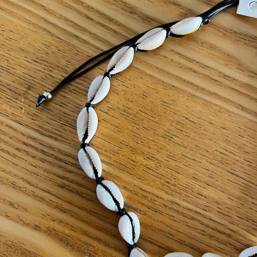 Summer shell necklace new with adjustable cord black and beige