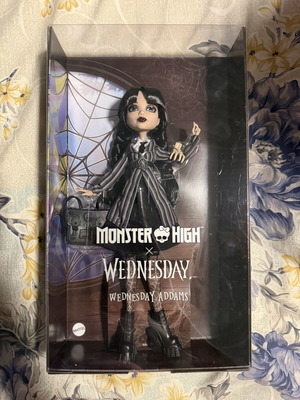Κούκλα Wednesday Monster High καινούργια με μικρή ζημιά στο κουτί