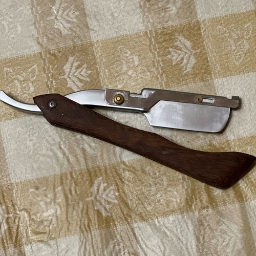 Straight razor with wooden handle like new, classic style