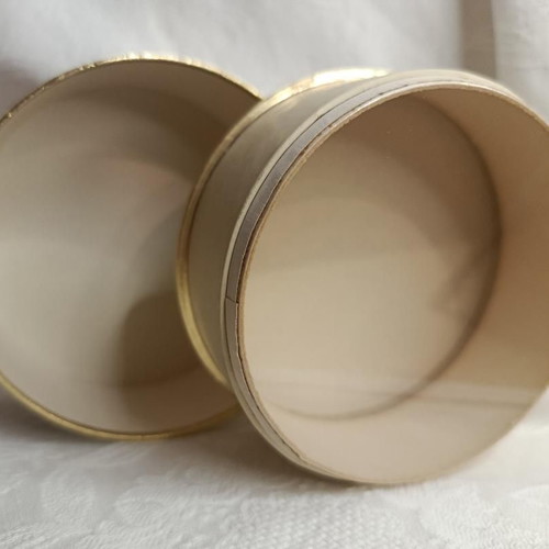 Vintage powder box White Plains by Thea Galis like new