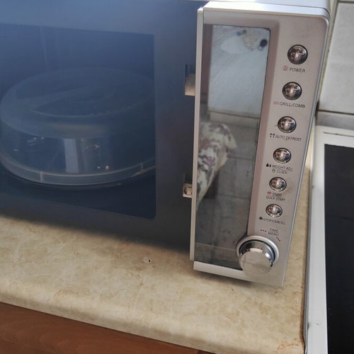 Rohnson Microwave Oven like new, fully functional
