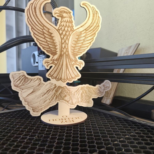 Wooden decorative stand "Ο ΠΟΝΤΟΣ ΖΕΙ" new, handmade laser engraved