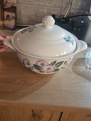 Porcelain soup tureen with lid like new, 3 liters