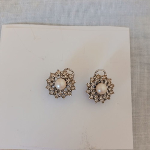 Small clip-on earrings like new, brass and pearl