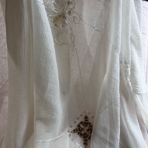 Scarf like new with embroidered designs in white and beige