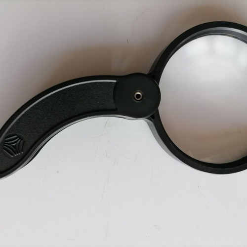 Magnifying glass crystal like new 2X with case