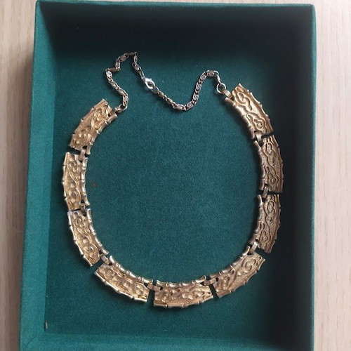 Women's Necklace metallic gold color like new