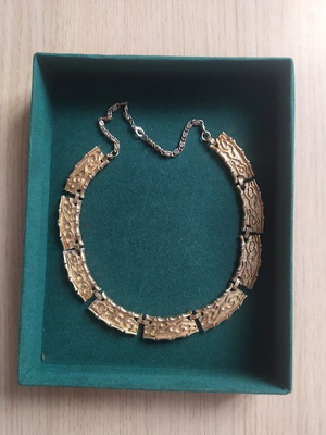 Women's Necklace metallic gold color like new