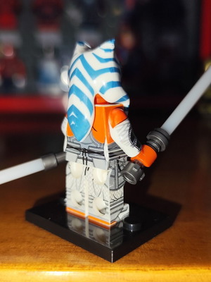 Φιγούρα Ahsoka Tano White Robes σαν καινούργιο με βάση και δύο lightsabers