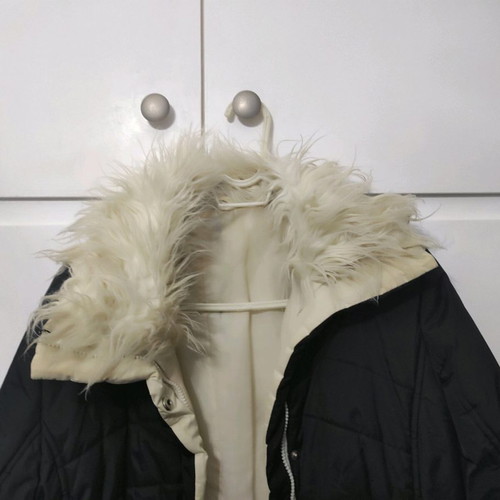 Medium-large jacket with fur collar and zipper pockets