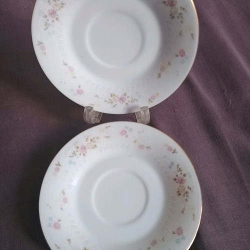 Vintage set of 3 small plates like new