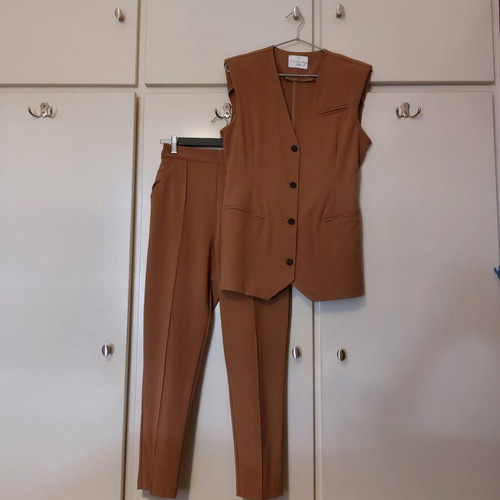 4TAILORS set in tan shade size 36 like new