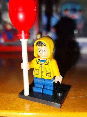 Georgie Denbrough figure like new with base, head, and balloon