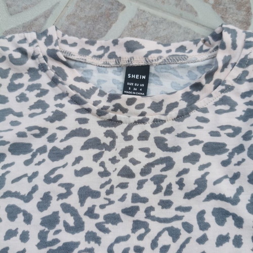 Shein t-shirt beige like new, fits sizes S to L