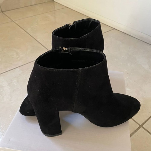 Black suede ankle boots Pull & Bear size 36 used with gift brown fur vest Bershka size S