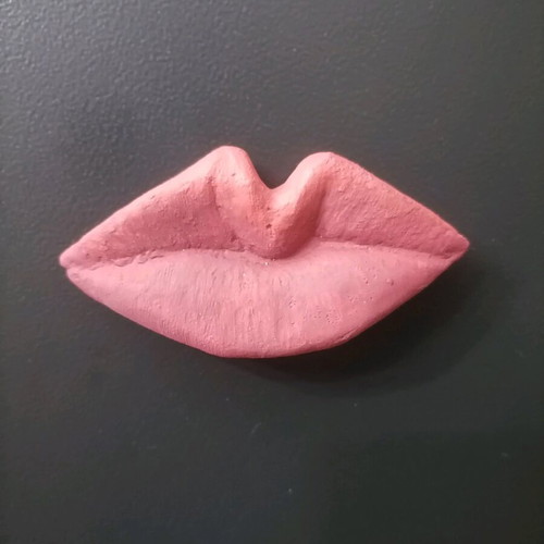 Handmade lips-shaped magnets new, made of plaster and acrylics