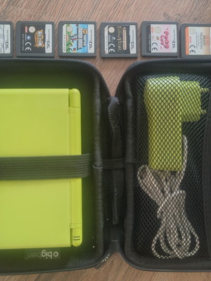 Nintendo DS Lite конзола с комплект от 7 игри употребявана