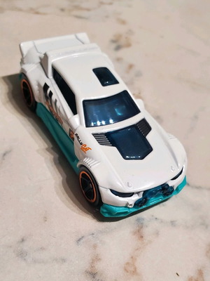Hot Wheels Rally Cat αυτοκινητάκι σε λευκό