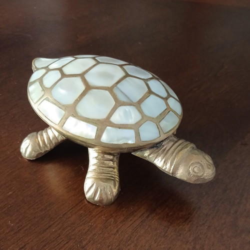 Bronze decorative set with embedded shells