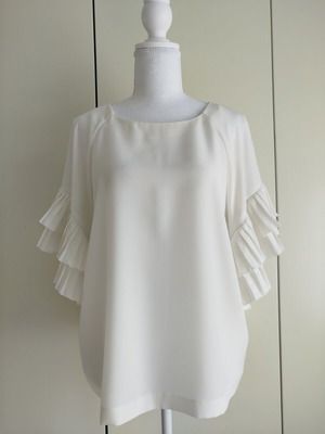 Bsb blouse large cream white with impressive sleeve like new