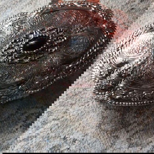 Κουτί για κοσμήματα σαν καινούργιο με μαύρη πέτρα και βελούδινη επένδυση