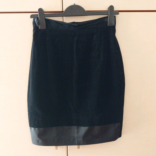 Kostetsos Vassilis velvet skirt used, size Xsmall, black