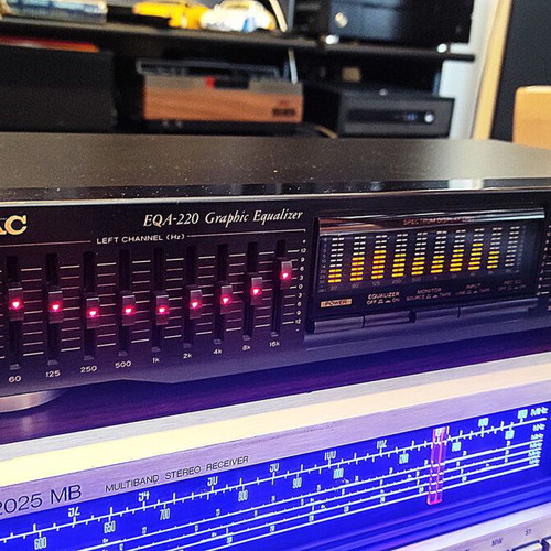 TEAC EQA-220 graphic equalizer and spectrum analyser