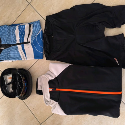 Bicycle set like new with jacket, jersey, shorts and glasses