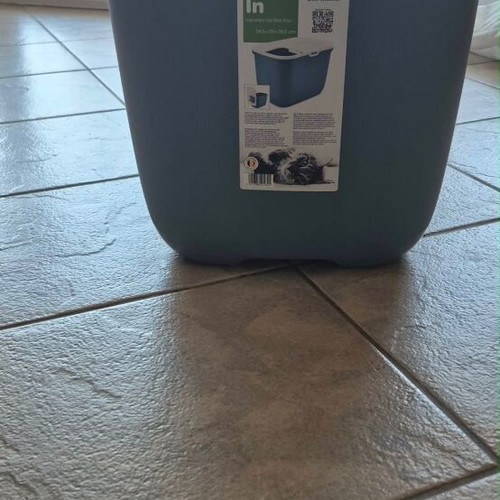 Hop In Savic cat litter box with scoop