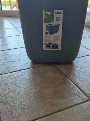 Hop In Savic cat litter box with scoop