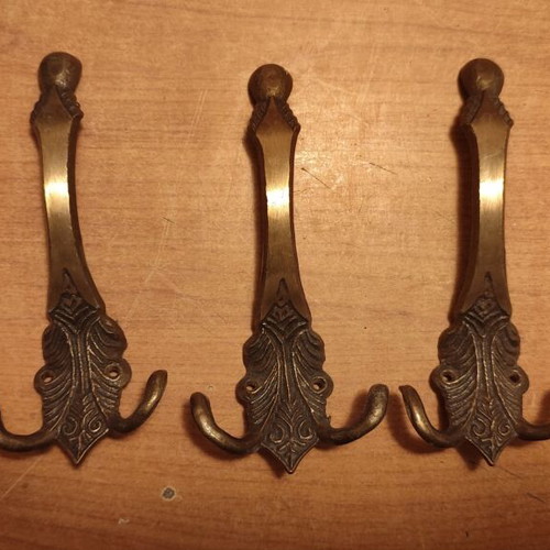 Set of 5 vintage brass wall hooks like new