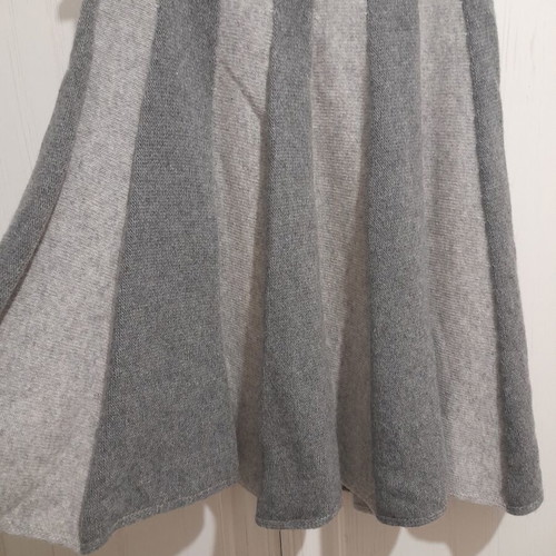 Knitted skirt United Colors of Benetton gray, like new, flared with pleats