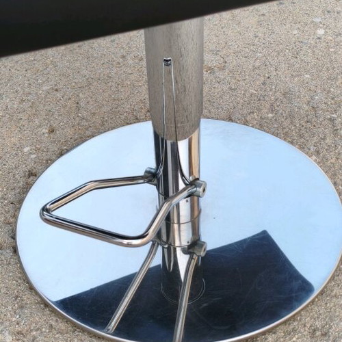 Vezzosi hair salon equipment from Italy like new, 3 chairs, 1 shampoo bowl