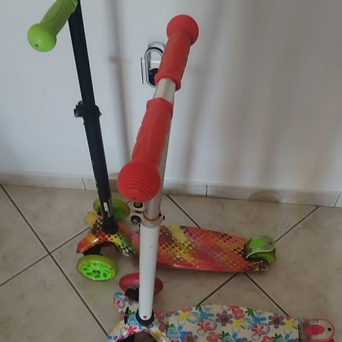 Scooter with adjustable height and light-up wheels, like new