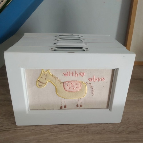 Photo album set like new, wooden with embroidered fabric design, 24x4 pcs
