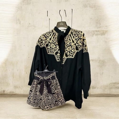 Anna Samouka black shirt with gold embroidery M like new