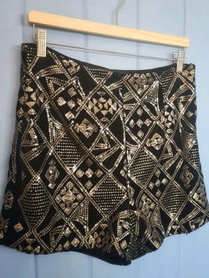Velvet high-waisted shorts with sequins Zara like new, black and gold
